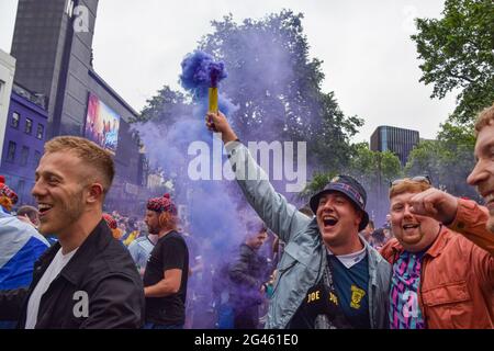 London, Großbritannien. Juni 2021. Schottland unterstützt auf dem Leicester Square. Tausende schottischer Anhänger versammelten sich im Zentrum von London vor dem Spiel der England-Schottland UEFA Euro 2020 im Wembley Stadium. Stockfoto