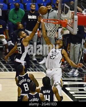 Los Angeles, USA. Juni 2021. Los Angeles Clippers forward Nicolas Batum (13) fouls Utah Jazz Center Rudy Gobert (27) während der zweiten Hälfte der Spiele 6 ihrer Best-of-Seven Second-Round Playoff-Serie Matchup im Staples Center in Los Angeles am Freitag, den 18. Juni 2021. Die Clippers eliminierten den hochkarätigen Jazz mit einem Sieg von 131-119 vor Los Angeles' größtem NBA-Publikum, seit die Pandemie im März 2020 den Sport stillgelegt hat. Foto von Jim Ruymen/UPI Credit: UPI/Alamy Live News Stockfoto