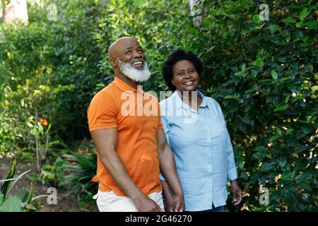 Ein älteres afroamerikanisches Paar verbringt gemeinsam Zeit im Garten Stockfoto