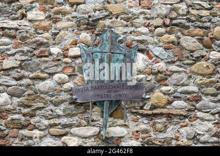 Altes Holzschild, das das Wappen einer alten römischen Kirche in Italien darstellt.'Pfarrkirche S. Pietro in Vincoli'. Stockfoto