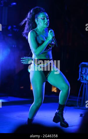 Wynwood, FL, USA. Juni 2021. Charli XCX tritt am 18. Juni 2021 in Miami, Florida, am 1. Tag der Wynwood Pride 2021 im Oasis auf. Quelle: Mpi04/Media Punch/Alamy Live News Stockfoto