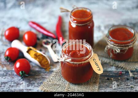 Gläser mit hausgemachter Sauce. Kochen zu Hause. Sauce Aus Einem Stück. Vegane Küche. Stockfoto