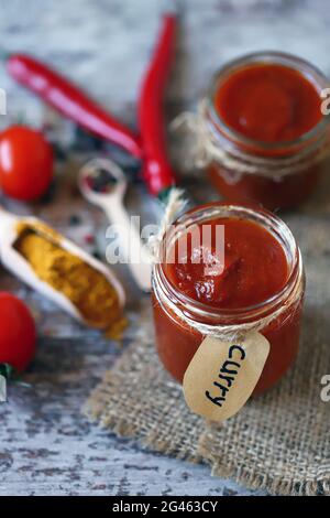 Gläser mit hausgemachter Sauce. Kochen zu Hause. Sauce Aus Einem Stück. Vegane Küche. Stockfoto