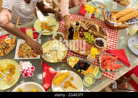 Familie gemeinsam am Tisch essen Stockfoto