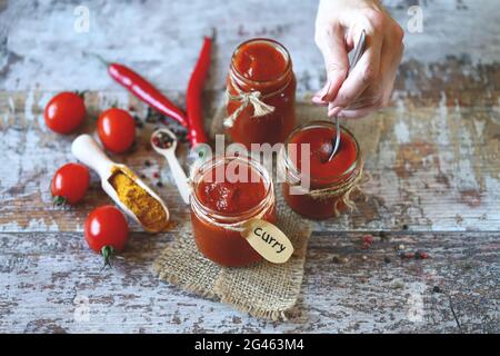 Gläser mit hausgemachter Sauce. Kochen zu Hause. Sauce Aus Einem Stück. Vegane Küche. Stockfoto