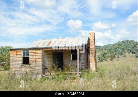 Ein verlassenes, Pionierbauernhof aus Holz mit Wellblechdach auf einem Hügel in den New England Tablelands von New South Wales in Australien. Stockfoto