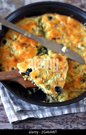 Bratpfanne mit einer Pie mit Kohl und Oliven. Gesunde Ernährung. Stockfoto