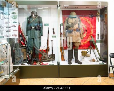 Sholohovo, Region Moskau, Russland - 8. Juni 2021: Deutsche und sowjetische Militäruniformen im Geschichtsmuseum des Panzers T-34. Gründer des Museums ist Vasil Stockfoto