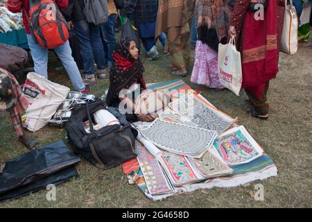 Eine Dame zeichnet und verkauft traditionelle Schriftrolle Malerei in Poush mela, einem ländlichen Markt von 127 Jahren in Shantiniketan, Indien. Stockfoto