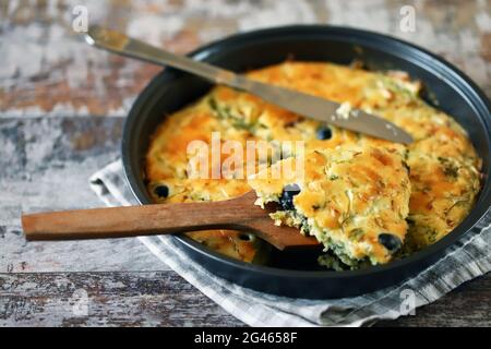 Bratpfanne mit einer Pie mit Kohl und Oliven. Gesunde Ernährung. Stockfoto