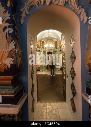 Istra, Region Moskau, Russland - 6. Mai 2021: Tor zur Seitenkapelle der Enthauptung des hl. Johannes des Täufers in der Auferstehungskathedrale von Neu-Jerusa Stockfoto