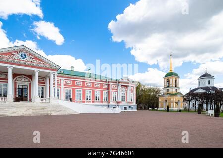 Moskau, Russland - 7. Mai 2021: Palast, Kirche und Glockenturm auf dem Moskauer Anwesen Kuskovo. Kuskowo war das Sommerlandhaus und das gut des Sh Stockfoto
