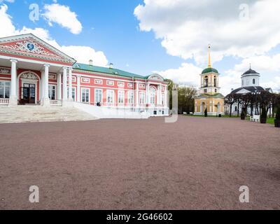 Moskau, Russland - 7. Mai 2021: Blick auf Palast, Kirche und Glockenturm im Moskauer Kuskovo-Anwesen. Kuskowo war das Sommerlandhaus und das gut der Stockfoto