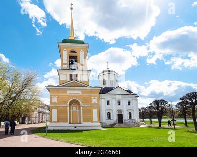 Moskau, Russland - 7. Mai 2021: Kirche und Glockenturm im Moskauer Kuskovo-Anwesen im Frühjahr. Kuskowo war das Sommerlandhaus und das gut der Shere Stockfoto