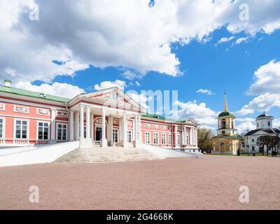 Moskau, Russland - 7. Mai 2021: Blick auf Palast, Kirche und Glockenturm auf dem Anwesen Kuskovo an sonnigen Tagen. Kuskowo war das Sommerlandhaus und das gut von Sher Stockfoto
