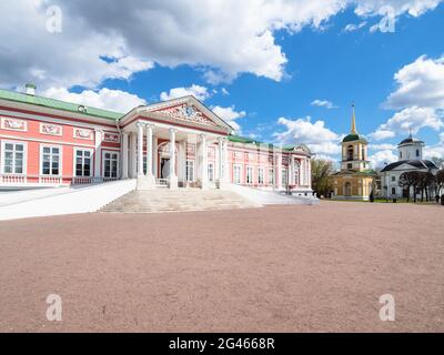 Moskau, Russland - 7. Mai 2021: Palast, Kirche und Glockenturm auf dem gut Kuskovo an sonnigen Tagen. Kuskowo war das Sommerlandhaus und das gut von Sher Stockfoto