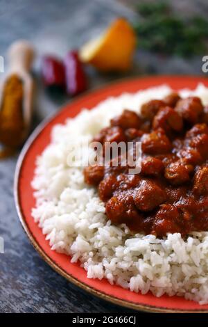 Weißer Reis mit einem Stück mit Sojafleisch. Veganes Mittagessen. Stockfoto