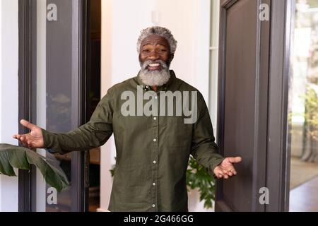 Älterer afroamerikanischer Mann, der seine Zeit zu Hause genießt Stockfoto