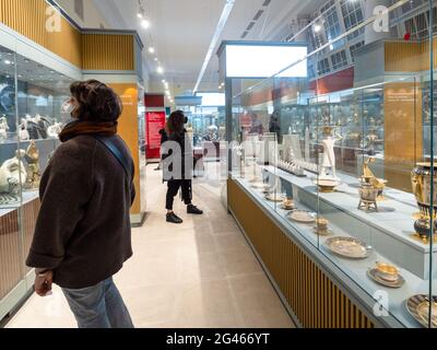 Moskau, Russland - 7. Mai 2021: Besucher im Staatlichen Keramikmuseum im Orangerie-Haus des Gutshauses Kuskovo in Moskau. Stockfoto