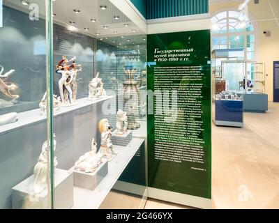 Moskau, Russland - 7. Mai 2021: Im Staatlichen Keramikmuseum im Orangerie-Haus des Gutshauses Kuskovo in Moskau. Stockfoto