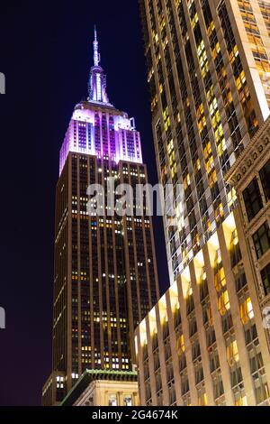 New York City, NY, USA - 31. Dezember 2013 : das Empire State Building neben dem Langham Gebäude in der Nacht am Silvesterabend. Stockfoto