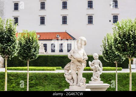 Weiße Statuen im Barockgarten von Bratislava Stockfoto