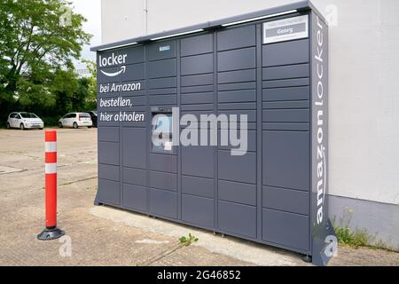 Amazon locker Abholstation mit Schließfächern für Pakete des Versandunternehmens Amazon in der Innenstadt von Magdeburg in Deutschland Stockfoto