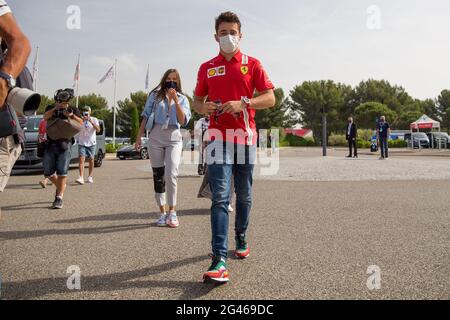 Le Castellet, Frankreich . Juni 2021. Charles Leclerc (MON), Scuderia Ferrari SF21 Ankunft mit Freundin Charlotte Sine während des Formel 1 Emirates Grand Prix De France 2021 auf dem Circuit Paul Ricard, Le Castellet, Frankreich am 19. Juni 2021 Credit: Phil Duncan Every Second Media/Alamy Live News Stockfoto