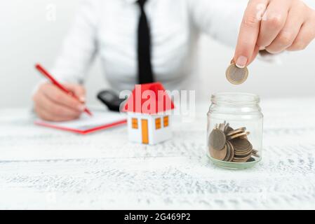 Lady Präsentiert Neue Sparangebote In Outfit, Business Woman Zeigt Mögliche Investitionsmöglichkeiten Für New House, Morte Stockfoto