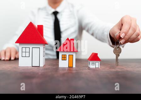 Aktualisieren Sie Ihr Haus Vertreten Durch Lady In Outfit, Business Woman Präsentiert Pläne Für Home Change, Verschiedene Apartment Plan Größen Stockfoto