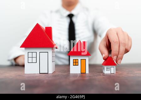 Aktualisieren Sie Ihr Haus Vertreten Durch Lady In Outfit, Business Woman Präsentiert Pläne Für Home Change, Verschiedene Apartment Plan Größen Stockfoto