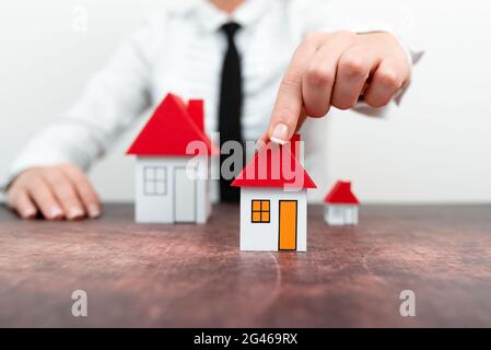 Aktualisieren Sie Ihr Haus Vertreten Durch Lady In Outfit, Business Woman Präsentiert Pläne Für Home Change, Verschiedene Apartment Plan Größen Stockfoto