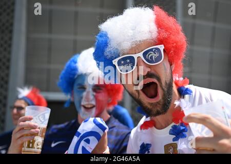 Budapest, Ungarn. Juni 2021. Fußball: Europameisterschaft, Gruppe F, Ungarn - Frankreich in der Puskas Arena: Französische Fans warten darauf, aufgenommen zu werden. Quelle: Robert Michael/dpa-Zentralbild/dpa/Alamy Live News Stockfoto