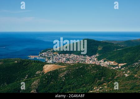 Budva Riviera in Montenegro. Küste und Berge Stockfoto