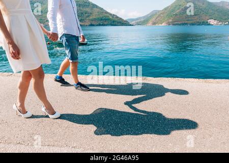 Ein Schatten eines Paares auf dem Boden in der Nähe des Meeres. Der Schatten des th Stockfoto