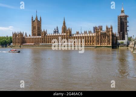 Der Palast von Westminster mit dem Elizabeth Tower (Big Ben) im Gerüst, London, Großbritannien Stockfoto