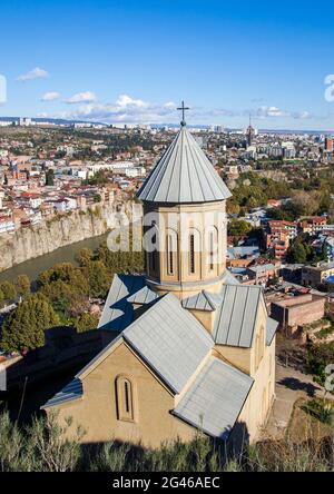 Blick auf die Festung Narikala, die Nikolaikirche und die Altstadt von Tiflis, der Hauptstadt Georgiens. Stockfoto