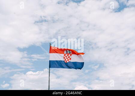 Kroatische Flagge winkt im Wind gegen den Himmel. Stockfoto