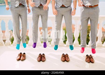 Männer in bunten Socken. Lustige Hochzeitsfotos. Hochzeit in Monteneg Stockfoto