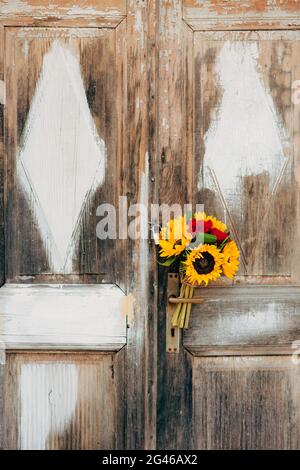 Hochzeit Brautstrauß von Sonnenblumen auf einem Hintergrund von weißen und Stockfoto