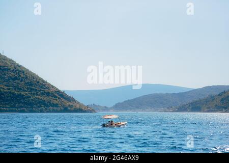 Boot in der Bucht von Kotor. Montenegro, das Wasser der Adria Stockfoto