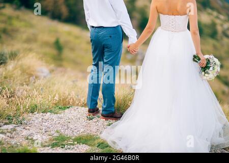 Paar halten die Hände in den Bergen. Brautpaar in den Bergen Stockfoto