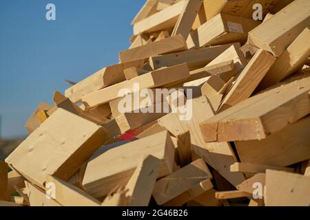 Reste von Baumaterial aus Holz auf dem Lagerplatz für die Verarbeitung in einer Pelletanlage im Norden der Stadt Magdeburg in Deutschland Stockfoto