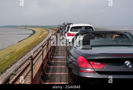 Insel Sylt, Deutschland. Juni 2021. Autos stehen auf einem Zug der Deutschen Bahn, der über den Hindenburgdamm zur Nordseeinsel Sylt fährt. Die Sommerferien beginnen im nördlichsten Bundesland Deutschlands, Schleswig-Holstein. Quelle: Daniel Bockwoldt/dpa/Alamy Live News Stockfoto