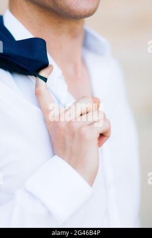 Die Jacke auf den Mann ist Close-up. Der Bräutigam bei der Hochzeit Stockfoto