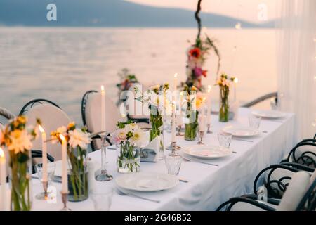 Hochzeitsessen am Meer. Hochzeitsbankett am Meer. Donja Las Stockfoto