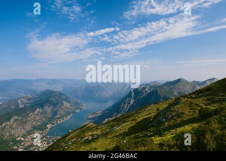 Bucht von Kotor von den Höhen. Blick vom Mount Lovcen auf die Bucht Stockfoto