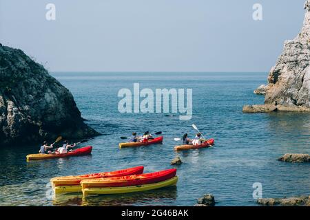 Kajak auf dem Meer. Kajakfahren im Meer in der Nähe von Dubrovnik, kroatische touristische Stockfoto