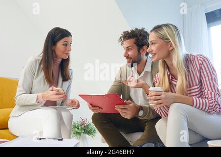 Junge kaukasische Menschen, die während der Blockierung des Coronavirus von zu Hause aus arbeiten Stockfoto