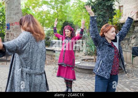 Tiflis/Georgien - 10/30/2016 : Georgische Frauen tanzen im Park Stockfoto